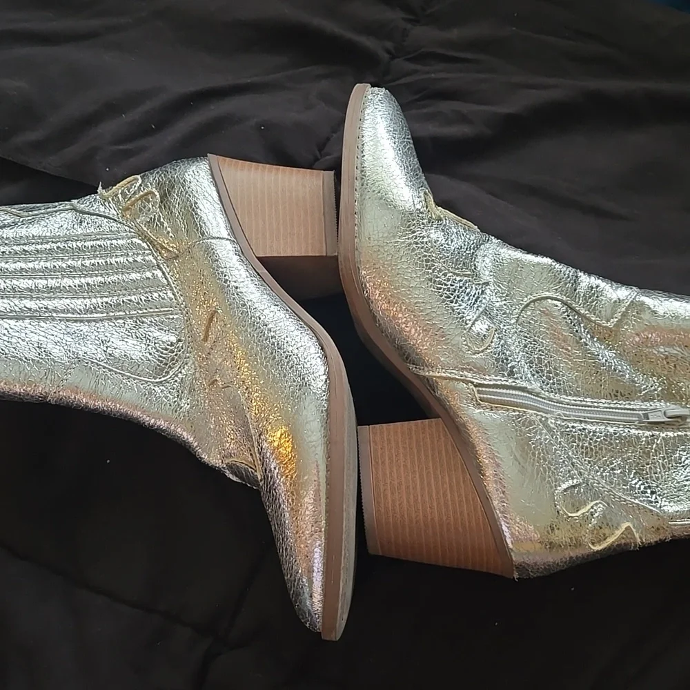SO Silver Ankle Booties with Metallic Finish